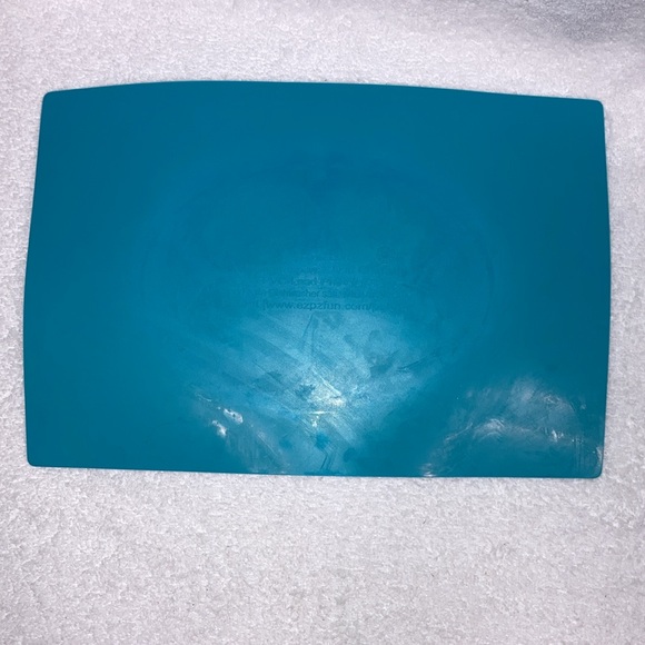 ezpz Happy Mat - 24 Months+ (Blue) - 100% Silicone Suction divided Plate mat - Picture 5 of 5